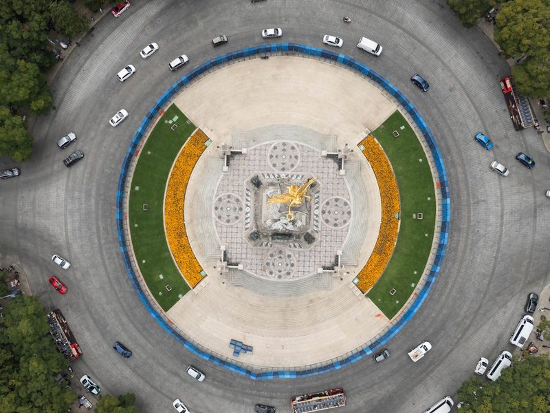 Aerial view of the Angel of Independence roundabout surrounded by traffic on Paseo de la Reforma