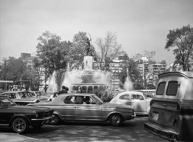 Historical black and white photograph of the Diana Cazadora fountain on Paseo de la Reforma