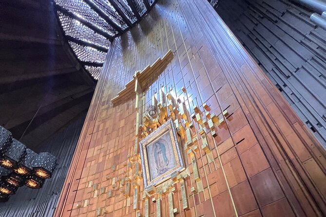 100% private tour in Guadalupe's Basilica with transport - Seeing the Tilma in the Modern Basilica