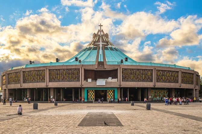100% PRIVATE Tour in the Basilica of Guadalupe with Transportation - The 1976 basilica and the original image