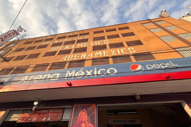 2 hours Lucha Libre Show (mexican wrestling) with transport - Food, drinks, and masks at the arena