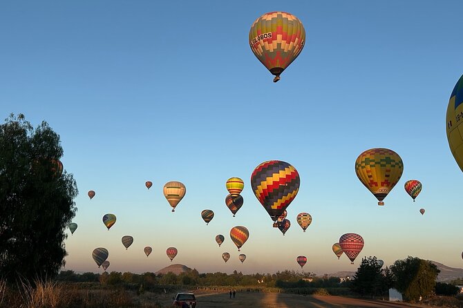 Balloon flight + Breakfast + Transportation from CDMX (SMALL GROUP) - One hour among the pyramids