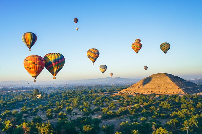Balloon flight + pick up in CDMX + Breakfast in Cave + Pyramids - Watching the balloons prepare for takeoff