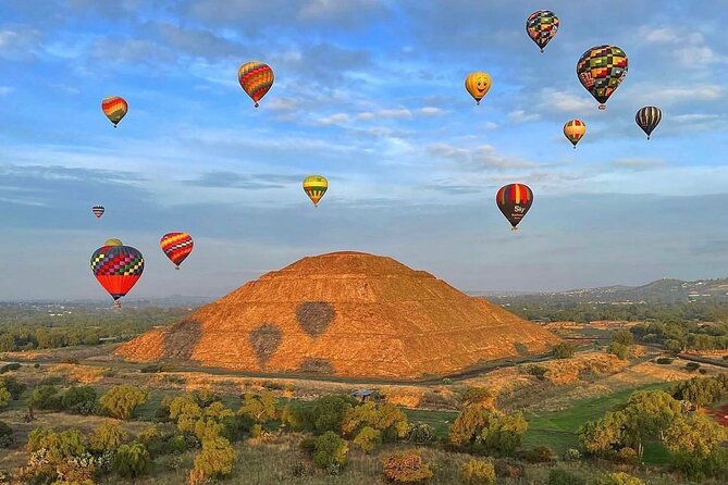 Balloon flight + pick up in CDMX + Breakfast in Cave + Pyramids - The landing toast and flight certificate