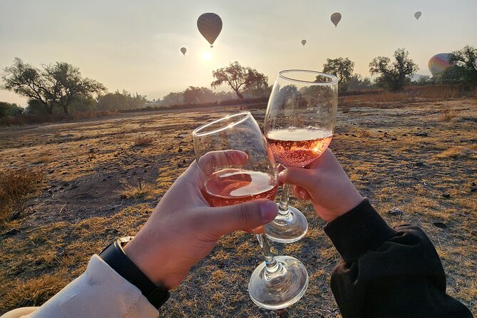 Balloon flight + Transportation + Breakfast in Cave or buffet + Pyramids - Key points at a glance