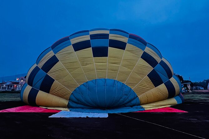 Balloon flight with private transportation and guided tour to Teotihuacán - Walking through Teotihuacán with a certified guide