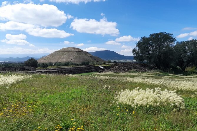Balloon flight with private transportation and guided tour to Teotihuacán - Private transport and the value of a small group