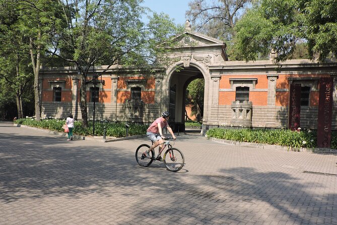 Bike tour in the Chapultepec Forest and Roma Condesa - Chapultepec Forest: fountains, lakes, and quiet paths