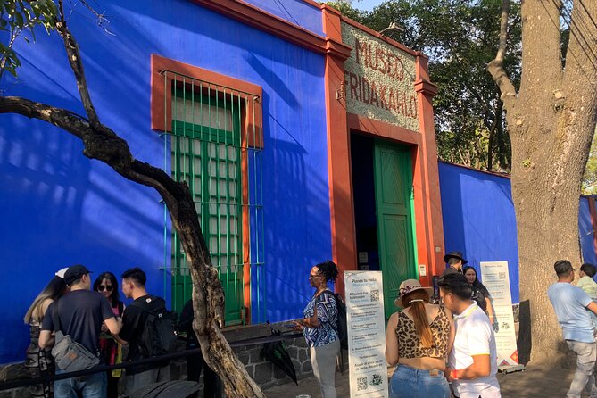 Bike Tour through Colonia Del Valle and Coyoacán / Mexico - Colonia Del Valle begins with a French kiosk and an old parish