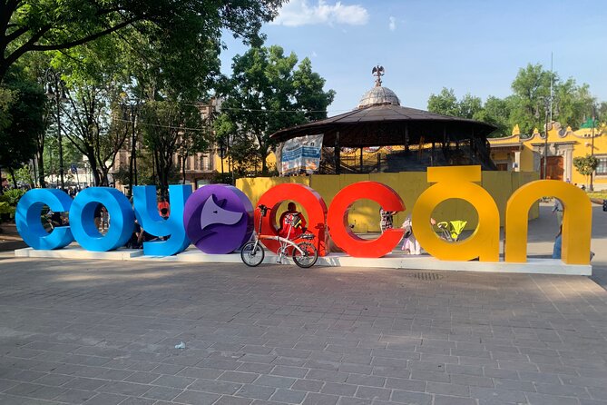Bike Tour through Colonia Del Valle and Coyoacán / Mexico - Viveros gives the ride a welcome green pause