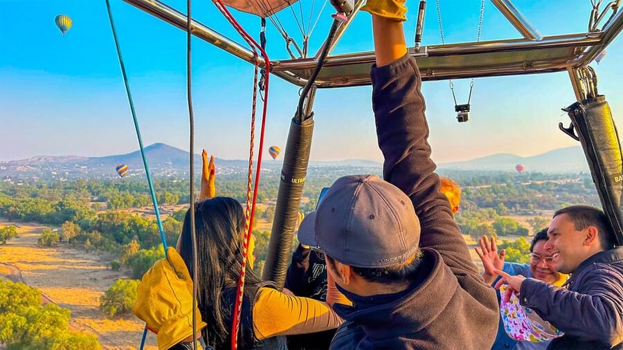 CDMX: Teotihuacan Balloon Flight with Optional Pyramids Tour - Guide quality and group experience