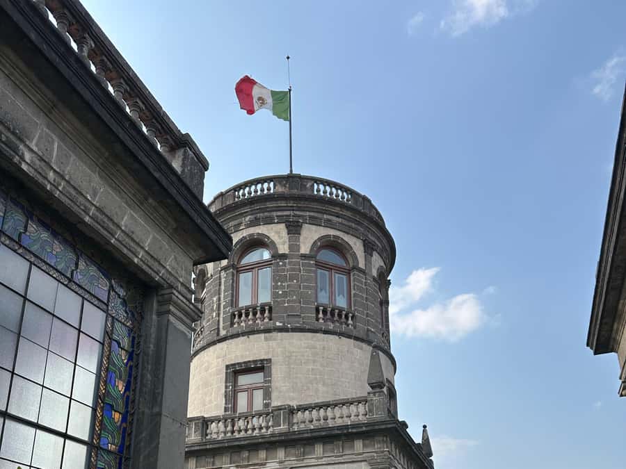 Chapultepec Castle: Private tour with local guide, tickets included - Entering the castle and National History Museum