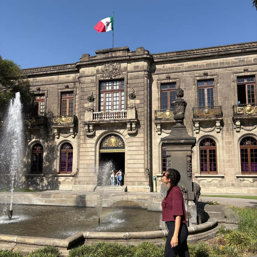 Chapultepec Castle: Private tour with local guide, tickets included - Walking from the forest to the hilltop