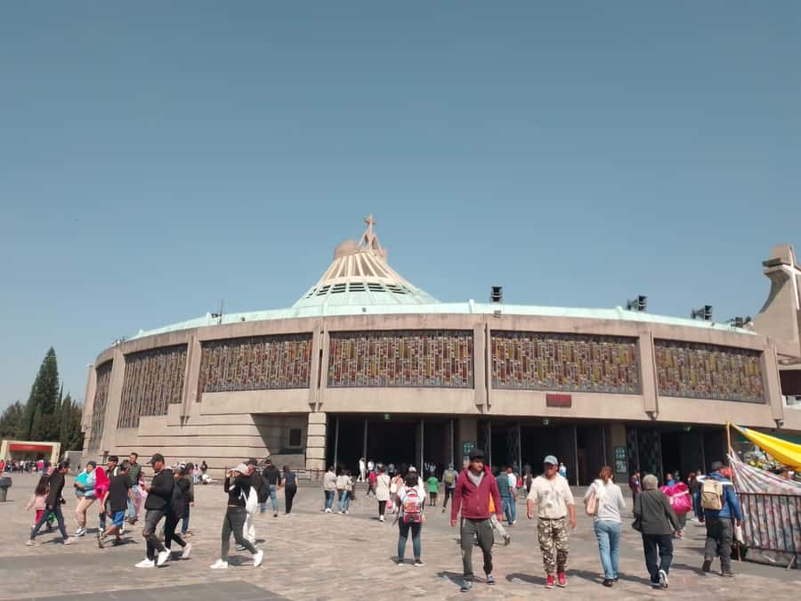 Discover the iconic Basilica of Guadalupe in Mexico City. - Comparing the Old and New Basilicas