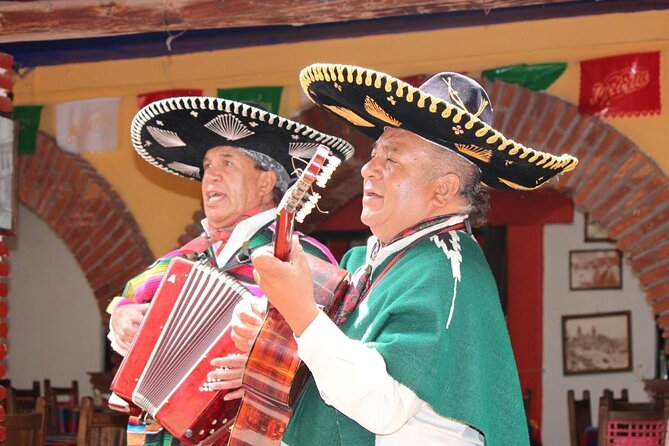 Drinks, Music and Lucha libre on a Saturday Night in Mexico City - Key points at a glance