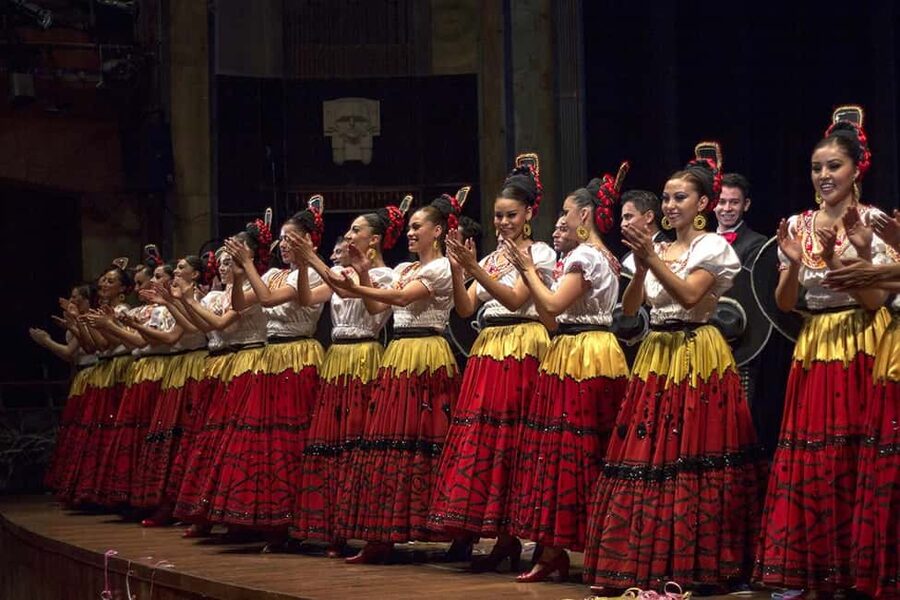 Enjoy the Folkloric Ballet at the Palacio de Bellas Artes - Why the architecture and music matter