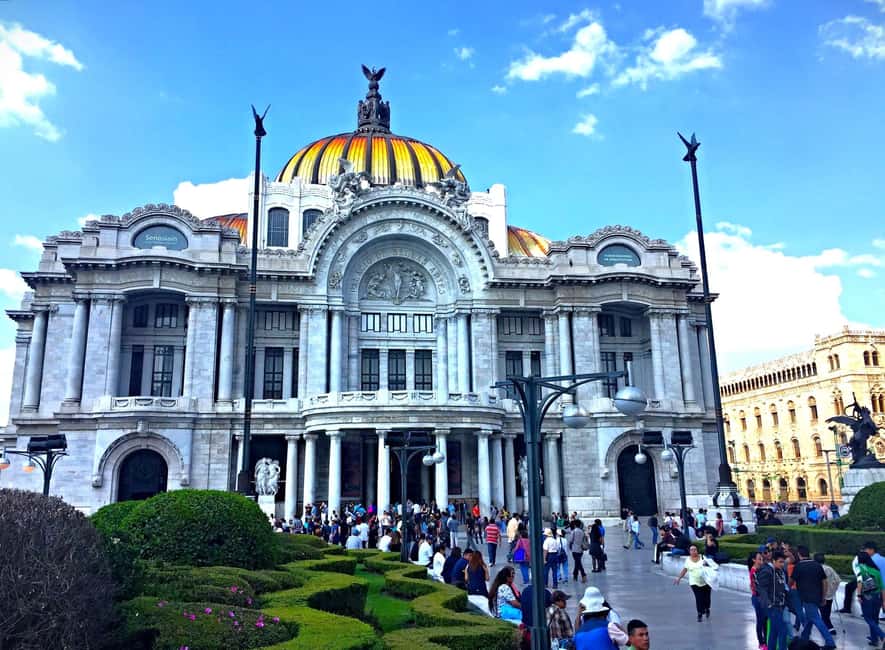 Enjoy the Folkloric Ballet at the Palacio de Bellas Artes - Who should book this experience