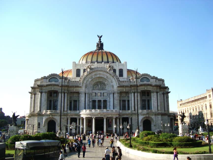 Enjoy the Folkloric Ballet at the Palacio de Bellas Artes - Should you book the Ballet Folklórico de México?