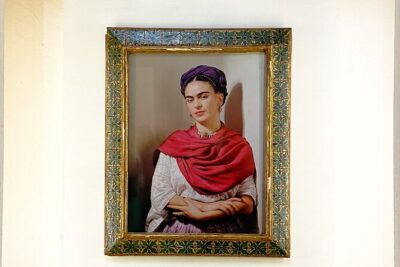 EXCLUSIVE TOUR Frida Kahlo Museum - SMALL GROUPS - Entering Casa Azul with a guide’s preparation