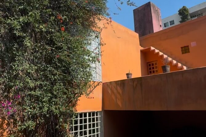 EXCLUSIVE TOUR Luis Barragán Casa Ortega - small groups - The courtyards and gardens are part of the architecture