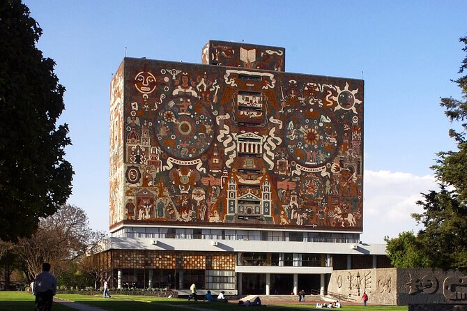 EXCLUSIVE TOUR: Murals+Ciudad Universitaria Stadium-small groups - Reading the murals instead of just photographing them