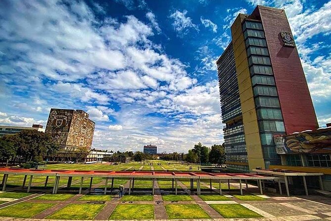EXCLUSIVE TOUR: Murals+Ciudad Universitaria Stadium-small groups - Architecture, hallways, and open campus space
