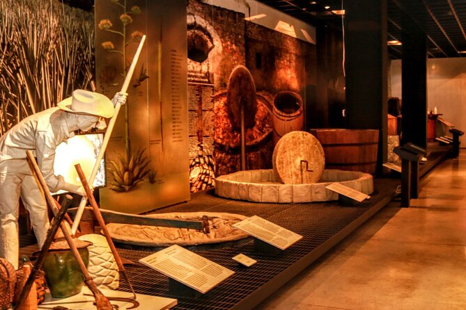 EXCLUSIVE TOUR Tequila & Mezcal - small groups - Starting at MUTEM in Plaza Garibaldi