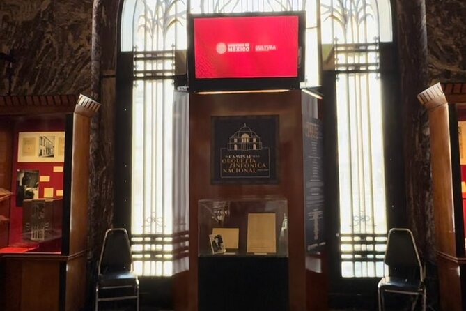 EXCLUSIVE TOUR to Palacio de Bellas Artes - small groups - Temporary exhibits, if the clock allows