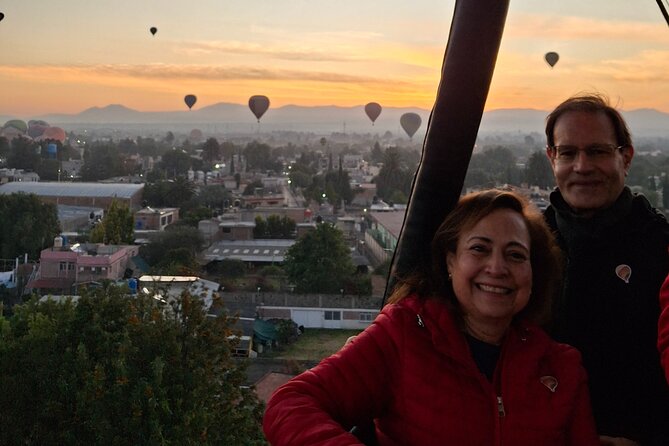 Flight in Globe, visit archaeological area, breakfast and transport - Walking through the Teotihuacan archaeological zone
