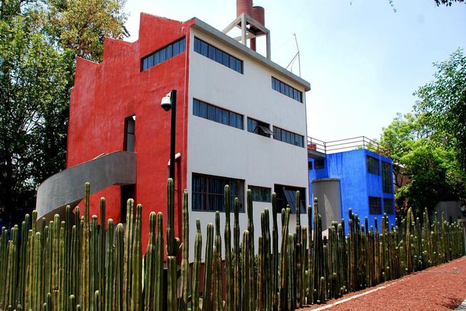 Frida Kahlo Museum and Diego Rivera Studio Tour with Admission Tickets - A small group makes the art talk more personal