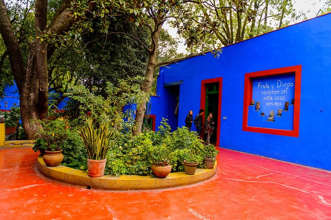 Frida Kahlo's House, Coyoacan and Xochimilco - All Day Tour - Casa Azul: the stop that needs careful timing