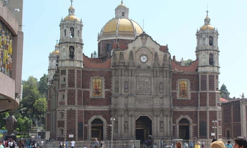 From CDMX: Hot air balloon ride, guided visits to Teotihuacan and Guadalupe - A dawn flight above Teotihuacan