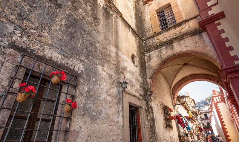 From Mexico City: 10-Hour Cuernavaca and Taxco Tour - Santa Prisca and Taxco’s steep streets