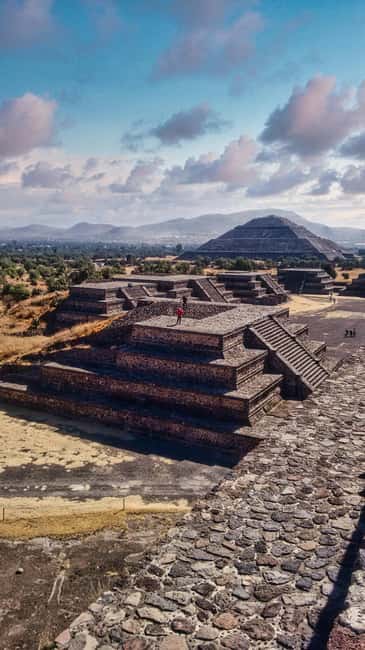 From Mexico City: Expedition with Early Access to Teotihuacan - The guide makes the ruins easier to read