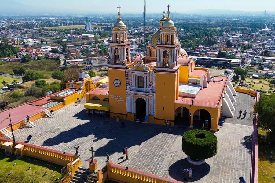 From Mexico City: One-day adventure: Puebla, Cholula, and Tonantzintla - Guides, groups, and the pace of the day