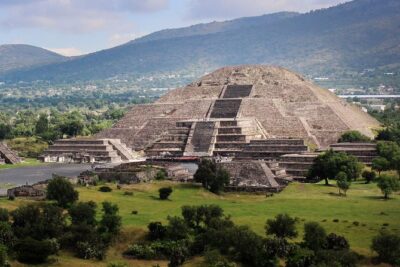 Full-Day Teotihuacan & Basilica Guadalupe Tour - The Basilica of Guadalupe and its competing priorities