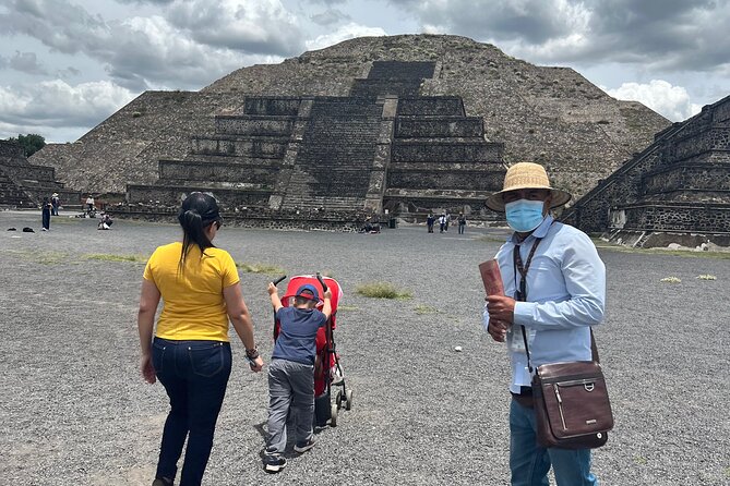 Full tour of Teotihuacán and visit to Mictlan - Pickup and the air-conditioned ride