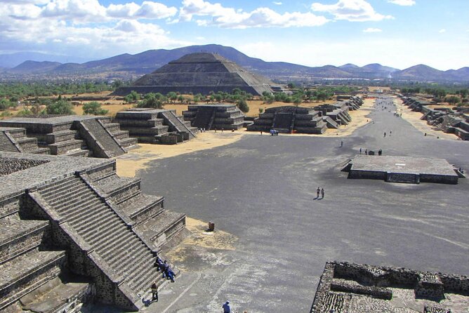 Group reduced to Pyramids of Teotihuacan and Basilica of Guadalupe - The Basilica of Guadalupe closes the day