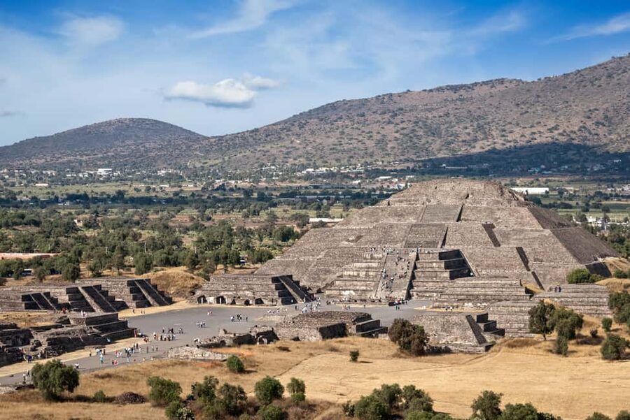 Guided tour of Mexico City: Teotihuacan, Guadalupe, and the Mexica city of Tlatelolco - The Basilica of Guadalupe and Juan Diego’s mantle