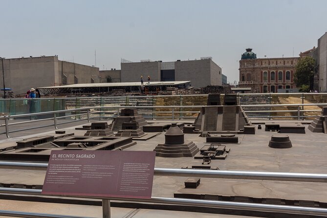Guided Tour Zócalo to Palaces, Churches and Pyramids - Madero Avenue, a short lesson in architectural variety