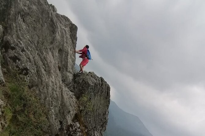 Hiking adventure in CDMX - The 30-meter stairway and provided safety gear