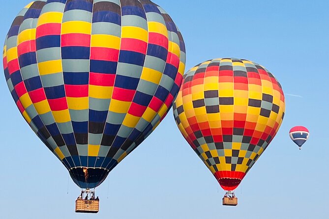 Hot air balloon adventure over Teotihuacan - Coffee, cookies, and the sight of balloons coming alive