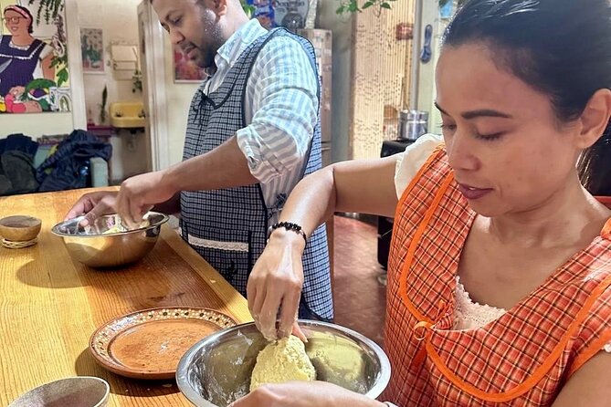 Learn to Cook Mexican Bread - High-cacao hot chocolate with the finished bread