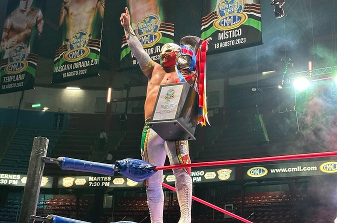 Live Wrestling from the Best Area of the Arena Mexico - Food, drinks, and the useful pre-match ritual