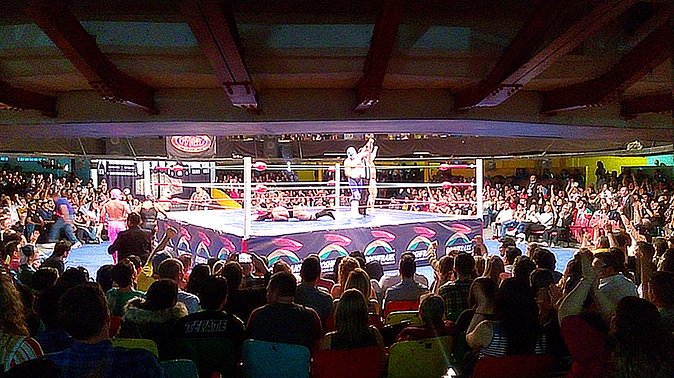 Lucha Libre wrestling show, tacos and beer with artist - What the guides add to the evening