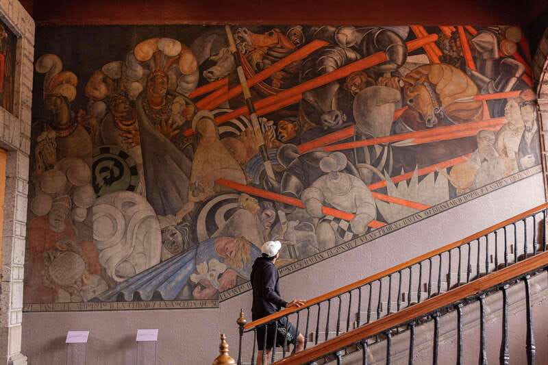 Mexican muralism with a true Art lover - José Vicente’s guide style is part of the value