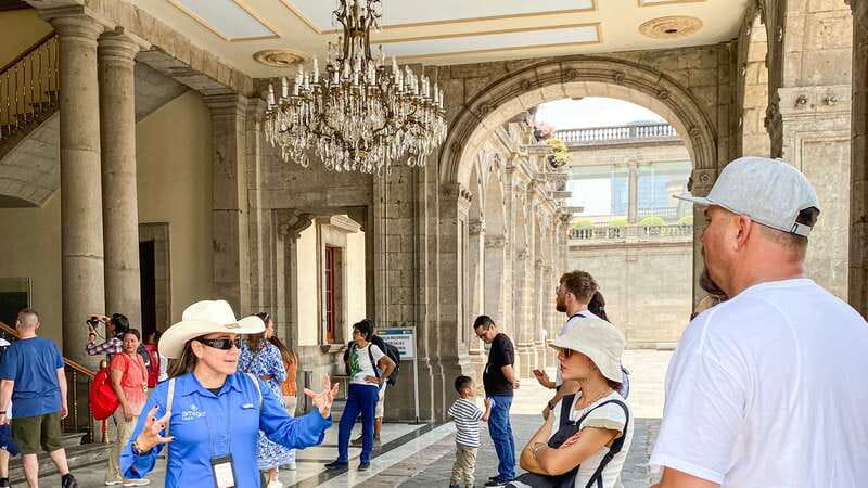 Mexico City: Chapultepec Castle and Anthropology Museum Tour - The 20-minute pause on Avenida Grutas