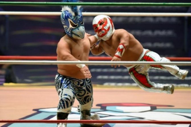 Mexico City: Lucha Libre wrestling show tickets - Putting on the Mask and Starting the Evening