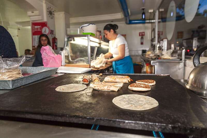Mexico City: Tacos & Mezcal Night Food Tour - El Califa de León and the street taco stop