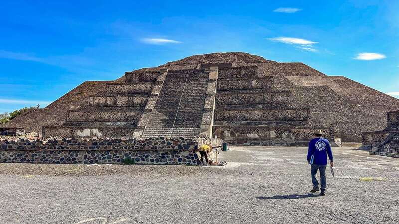 Mexico City: Teotihuacan, Tlatelolco & Basilica of Guadalupe - Lunch: choose the buffet if convenience matters
